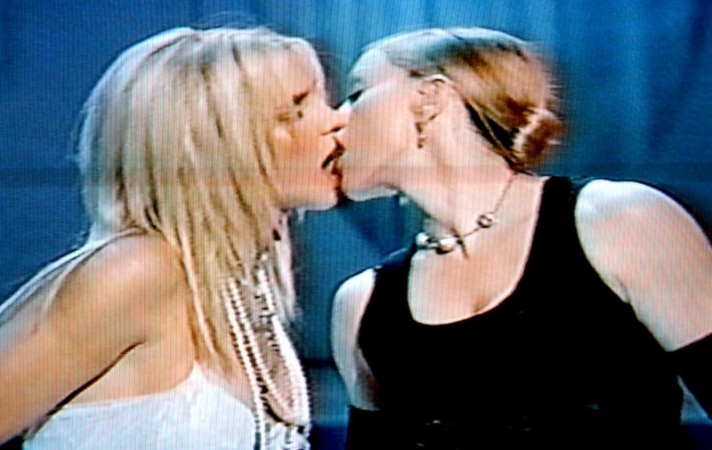 Britney Spears și Madonna, sărut pasional la nuntă. Au recreat momentul din 2003, de pe scena MTV Video Music Awards