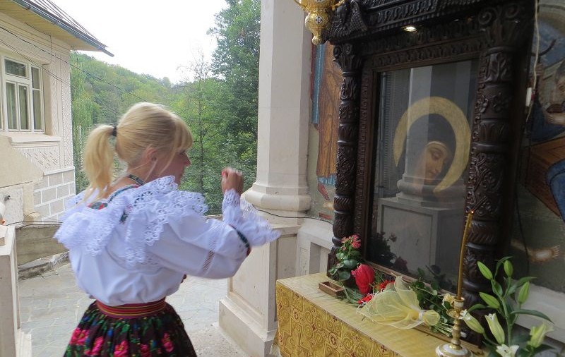 Elena Udrea, ÎNTOARSĂ CĂTRE CELE SFINTE. Uite CINE I-A DAT BINECUVÂNTAREA | FOTO