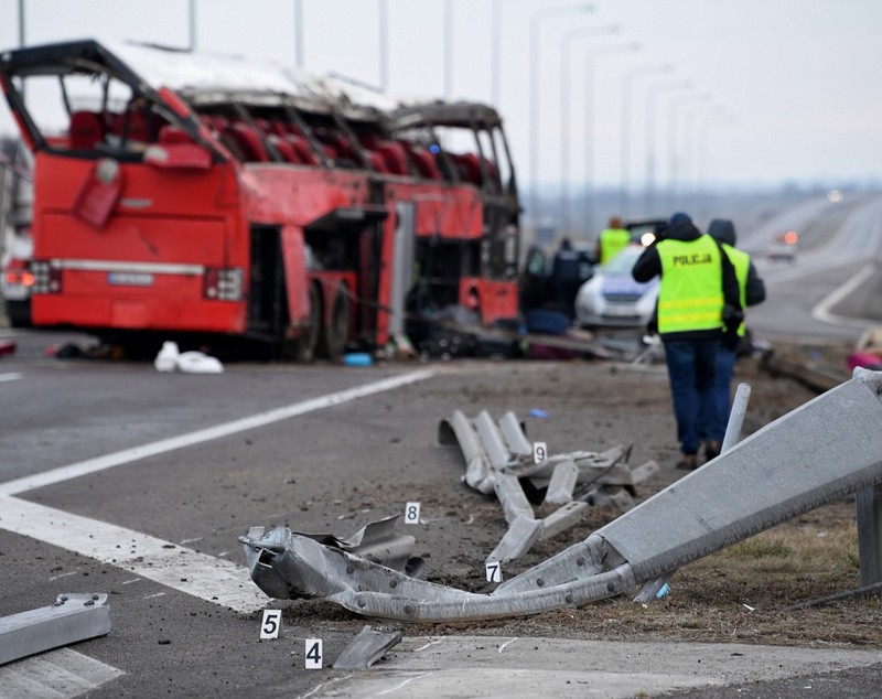Șase morți, 41 de răniți, o victimă cu identitate necunoscută. Imagini de groază cu autocarul care s-a răsturnat într-un șanț, în Polonia