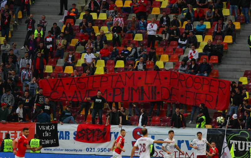 SCANDALOS. Banner rasist la derby-ul Dinamo - Rapid. FOTO în articol