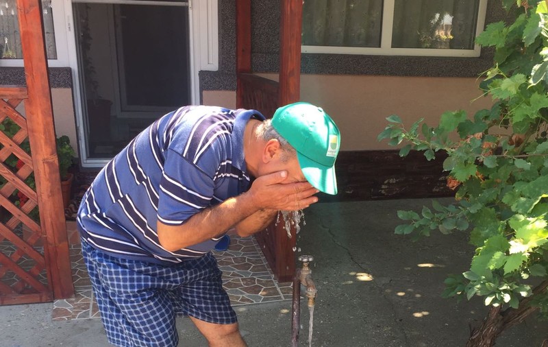 Codul roşu de caniculă îi macină pe teleormănenii din cel mai sudic punct al României:  „Dormim pe jos de căldură - sunt 25 de grade în casă, noaptea”