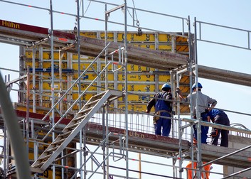 Muncitori în construcții lucrează pe un șantier din Germania / EPA