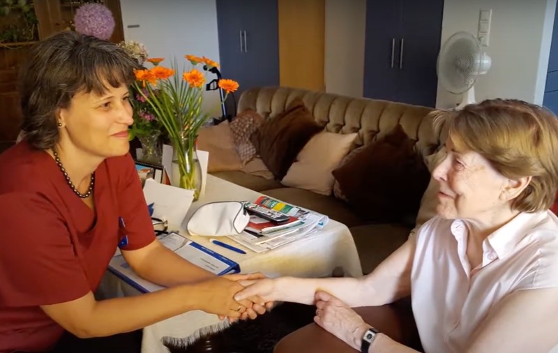 Româncă din Berlin explică munca medicală de îngrijire: „În istorie, asta au făcut-o mai mereu femeile, în familie, și nimeni nu s-a gândit să zică măcar un mulțumesc”