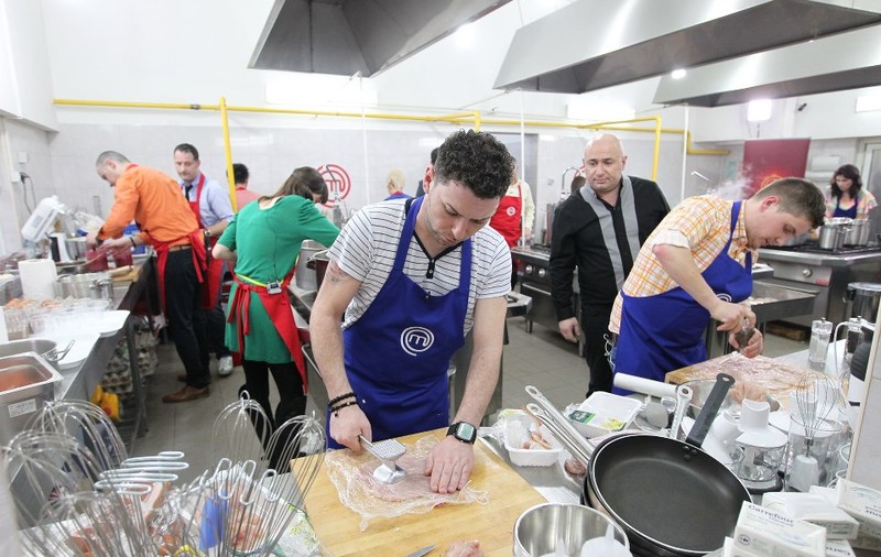 Concurenţii de la Masterchef îşi testează limitele! Trebuie să gătească pentru 200 de persoane la cantina socială 