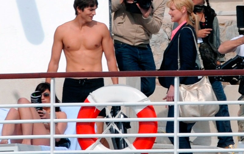 Ashton Kutcher împarte acelaşi pat cu Katherine Heigl 