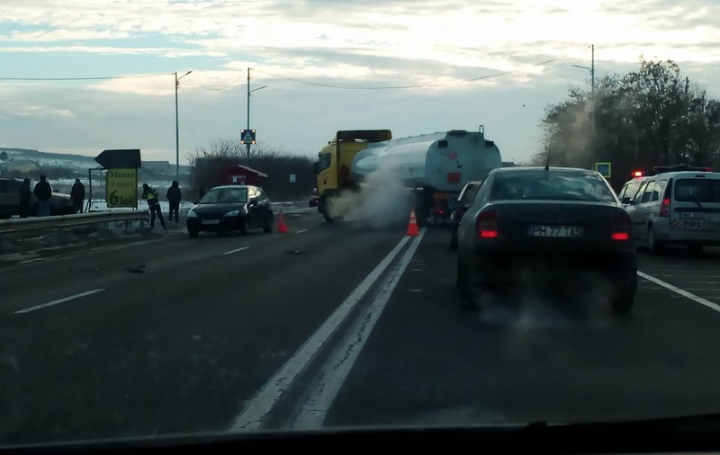 O adolescentă a murit lovită pe trecere de două mașini, în județul Prahova. Copila era în drum spre școală