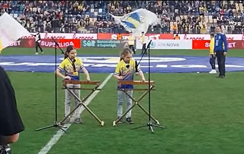 Spectacol la Ploiești cu surorile din Dițești, care au cântat imnul Petrolului împreună cu tot stadionul, la meciul cu Sepsi