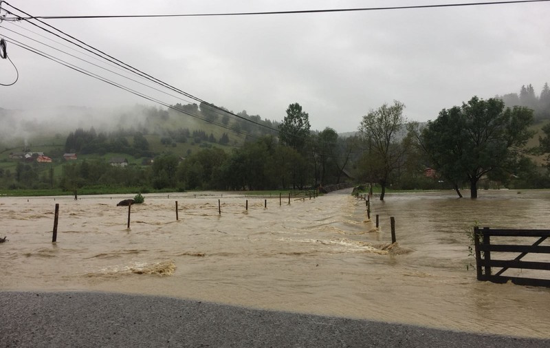 Zeci de locuinţe din județul Covasna au rămas izolate, după ce DN 10 a fost inundat (FOTO)