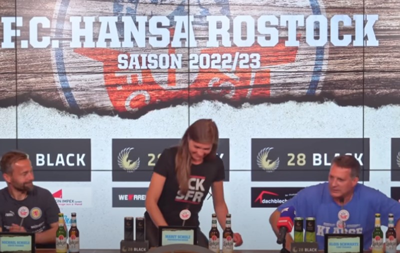 Purtătoarea de cuvânt a clubului Hansa Rostock trebuie să plătească 5.000 de euro din cauza mesajului de pe tricoul cu care a venit la conferința de presă