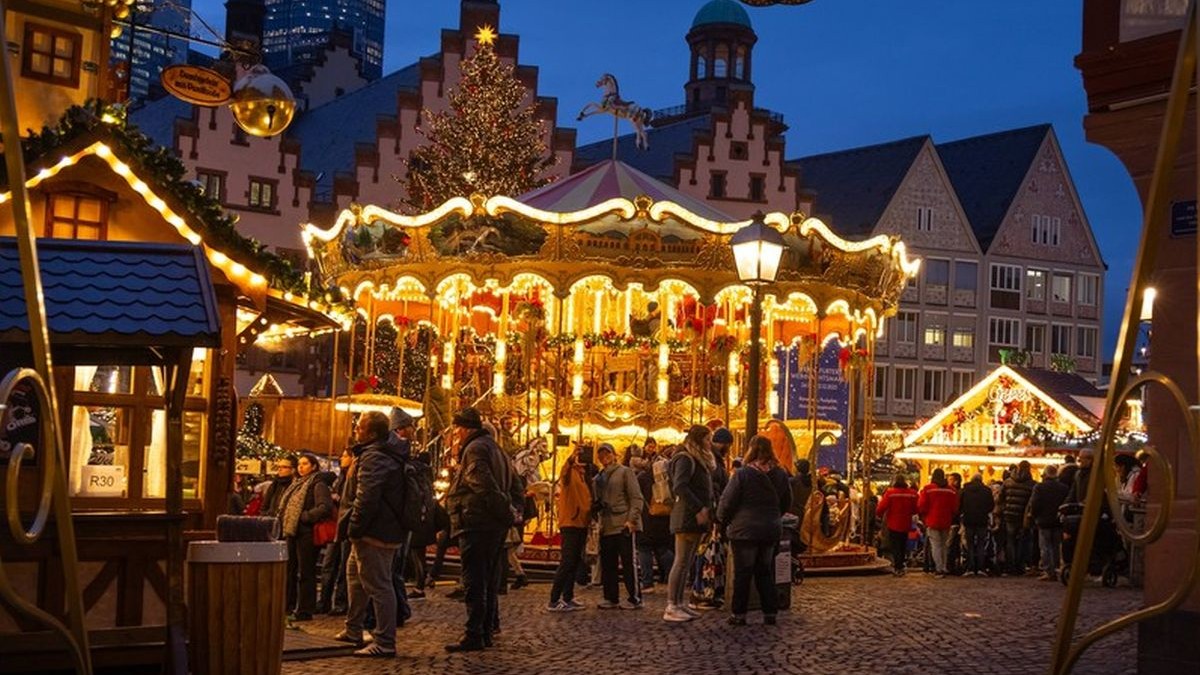 Frankfurter Weihnachtsmarkt Auf dem Römerberg in Frankfurt am Main steht ein großer illuminierter Bilderrahmen, durch den man den Weihnachtsmarkt betrachten oder sich mit dieser Szenerie fotografieren lassen kann. Frankfurt am Main Römerberg Hessen Deutschland *** Frankfurt Christmas market On the Römerberg in Frankfurt am Main there is a large illuminated picture frame through which you can view the Christmas market or have your photo taken with this scenery Frankfurt am Main Römerberg Hesse Germany 2025-11-25_ffm_weihnachtsmarkt_01,Image: 1054641407, License: Rights-managed, Restrictions: imago is entitled to issue a simple usage license at the time of provision. Personality and trademark rights as well as copyright laws regarding art-works shown must be observed. Commercial use at your own risk., Model Release: no