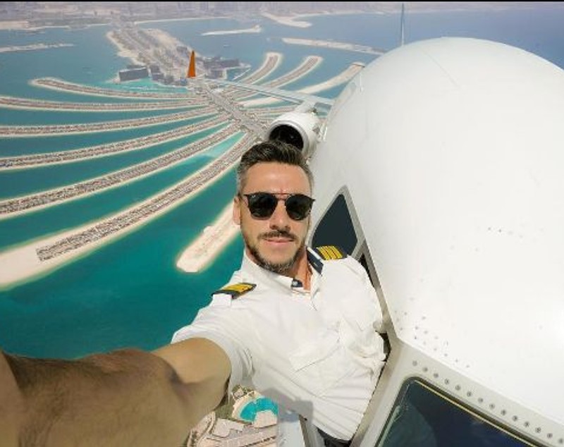 FOTO | Nu-i vecina cea frumoasă scoate capul pe ferastră, e pilotul de Dubai cu un selfie controversat. Gestul care a atins noi culmi de inconștiență