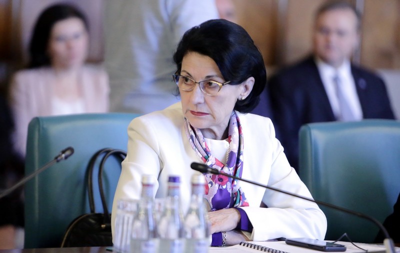 Miniştrii Ecaterina Andronescu şi Marius Budăi, chemaţi să dea explicaţii în Parlament, pe tema copiilor cu cerinţe speciale din învăţământ