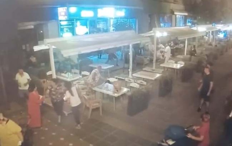 Bătaie generală, cu scaune aruncate, la o terasă din Timișoara. Polițiștii au deschis dosar penal