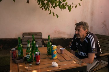 Bărbat stând la barul din centrul satului, deținut de Marian Spătaru