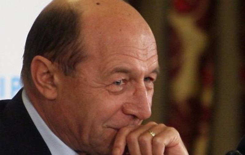 Băsescu, revoltat la maxim: "E inimaginabil o secţie de vot într-un hotel pe litoral. Sub bikini băgăm buletinul, îl scoatem..."