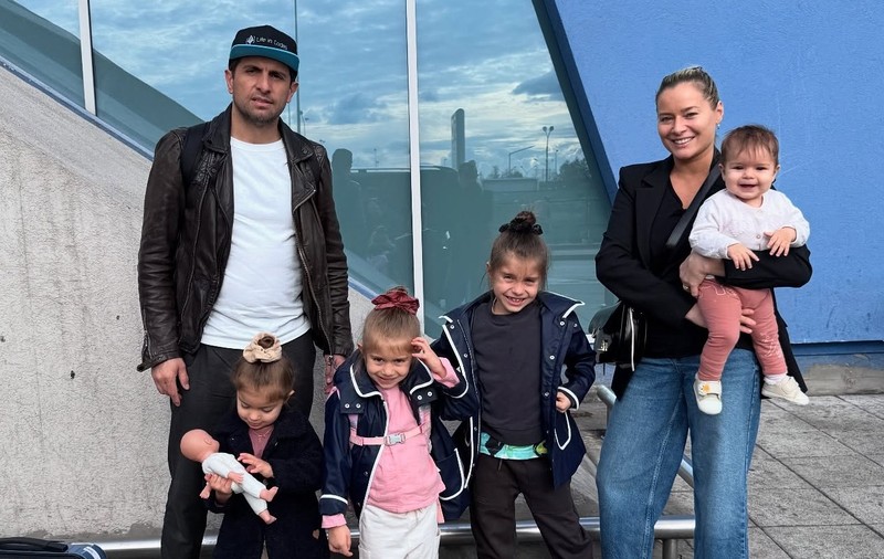 Laura Cosoi și soțul ei și-au luat fetițele și au plecat în Franța. „Am avut multe de pregătit pentru marele eveniment de mâine”