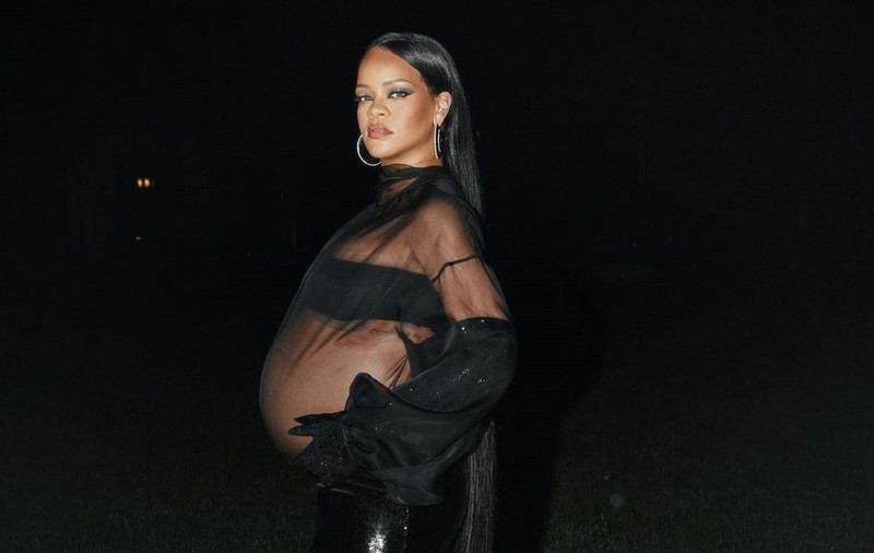 Rihanna, pictorial provocator înainte de a naște primul copil. S-a lăsat fotografiată cu burta la vedere, în lenjerie intimă