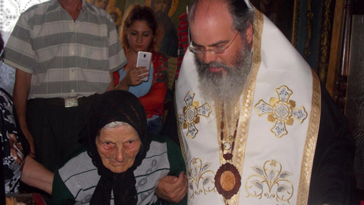 Episcopul Hușilor preasfintitul Pãrinte Ignatie a aniversat o femeie de 100 de ani. I a făcut cadou o icoană și bani