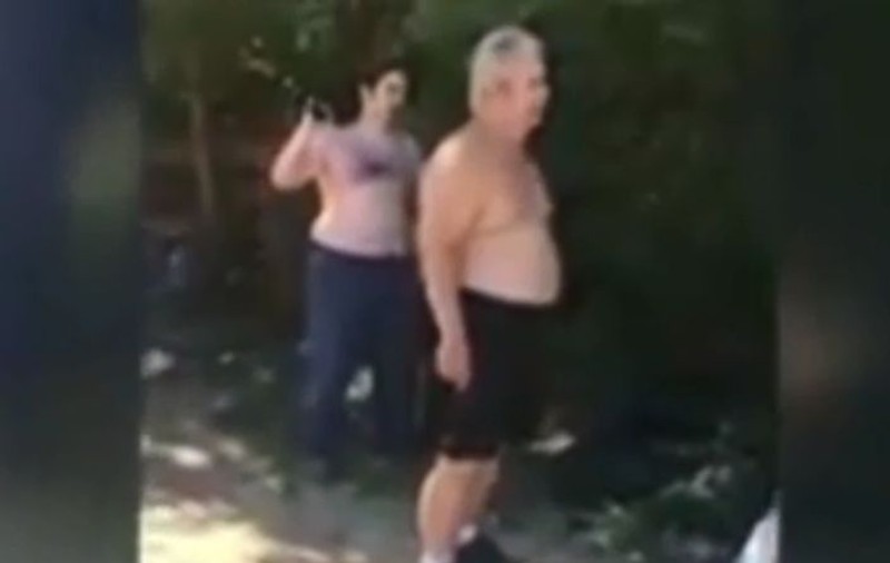 Un tată și un fiu din SUA și-au împușcat mortal vecinul din cauza unei saltele. Cei doi au fost eliberați pe cauțiune de un judecător