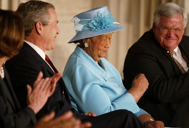 Dorothy Height în timpul ceremoniei din 2004 în care a primit Medalia de Aur a Congresului american. În stânga, președintele George W. Bush Foto: EPA/Shawn Thew