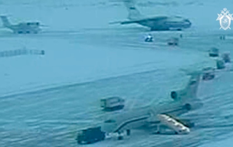 Rusia publică un videoclip despre care spune că arată prizonierii ucraineni urcându-se în avionul doborât în Belgorod