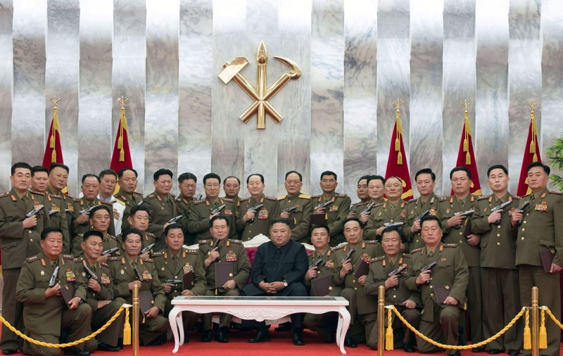 Motivul pentru care zeci de generali nord-coreeni pozează cu pistoalele scoase în jurul lui Kim Jong-un. Anunțul liderului suprem