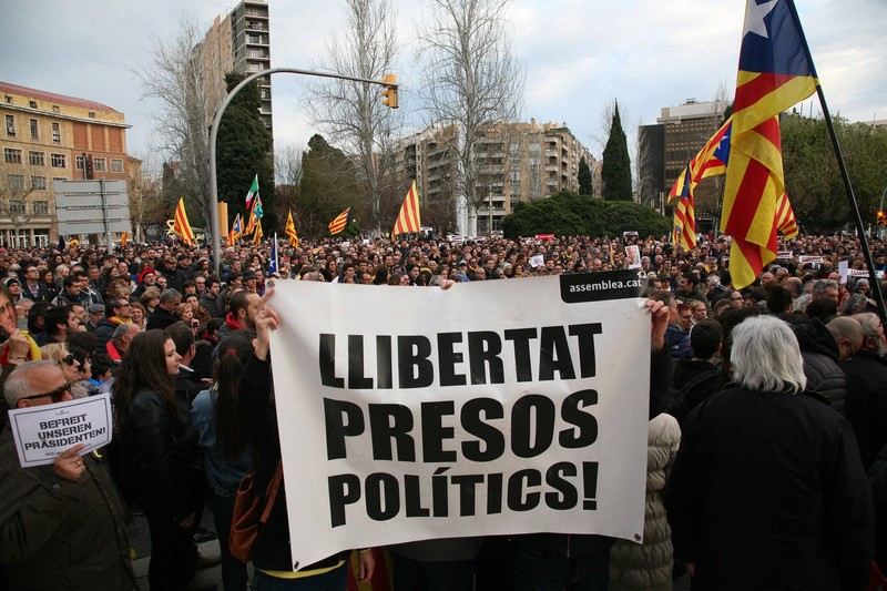 Proteste de amploare în Catalonia după arestarea lui Carles Puigdemont