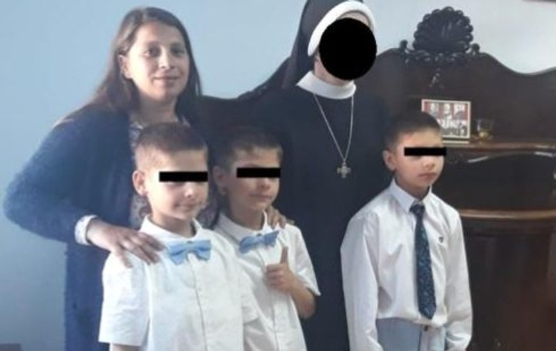 Detalii oribile în cazul copilului ucis în bătaie de mamă, la Cluj. Femeia l-a pus și pe fratele minorului să-l calce cu crampoanele
