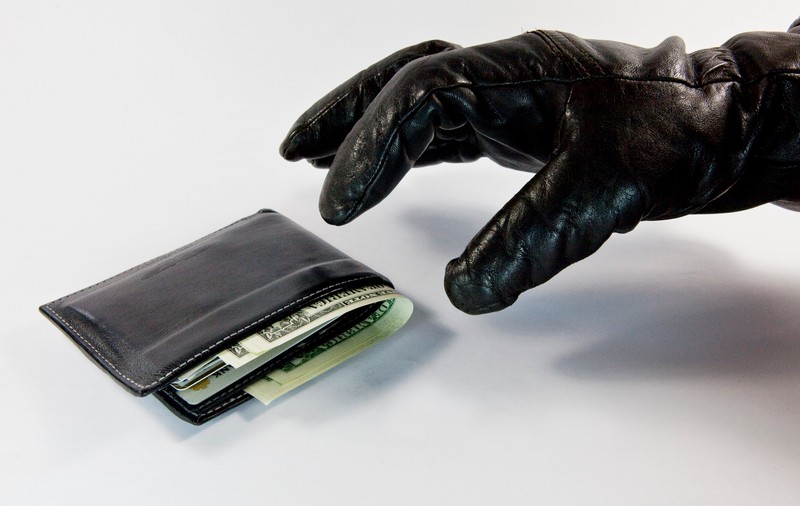 UE aprobă noi norme pentru protecția împotriva fraudelor online. Revolut acuzase Facebook că nu elimină reclamele la escrocherii
