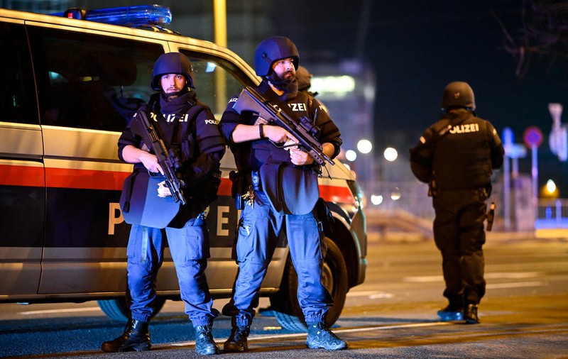 UPDATE | 14 arestări, după atacul terorist din Viena soldat cu 4 morți și 23 de răniți