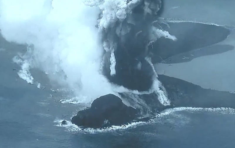 Video cu erupția unui vulcan din Japonia, pe o insulă formată acum 10 ani. Lavă și stânci aruncate la 200 de metri înălțime