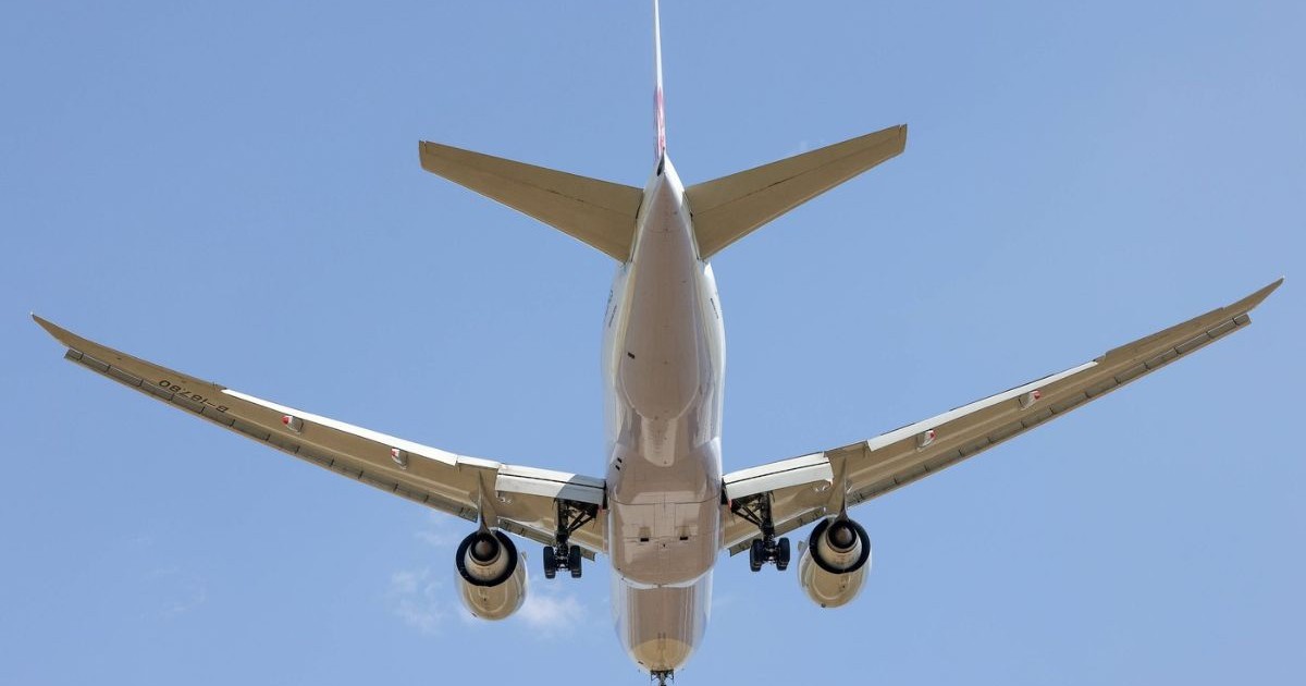 Avion de marfă chinez în zbor, văzut de jos