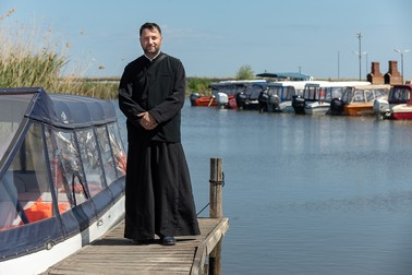 Părintele Iftimia, în micul port de bărci Jurilovca