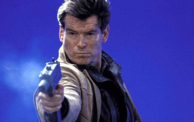 Patru românce i-au cântat ”Mulţi ani trăiască” lui ”James Bond” Pierce Brosnan