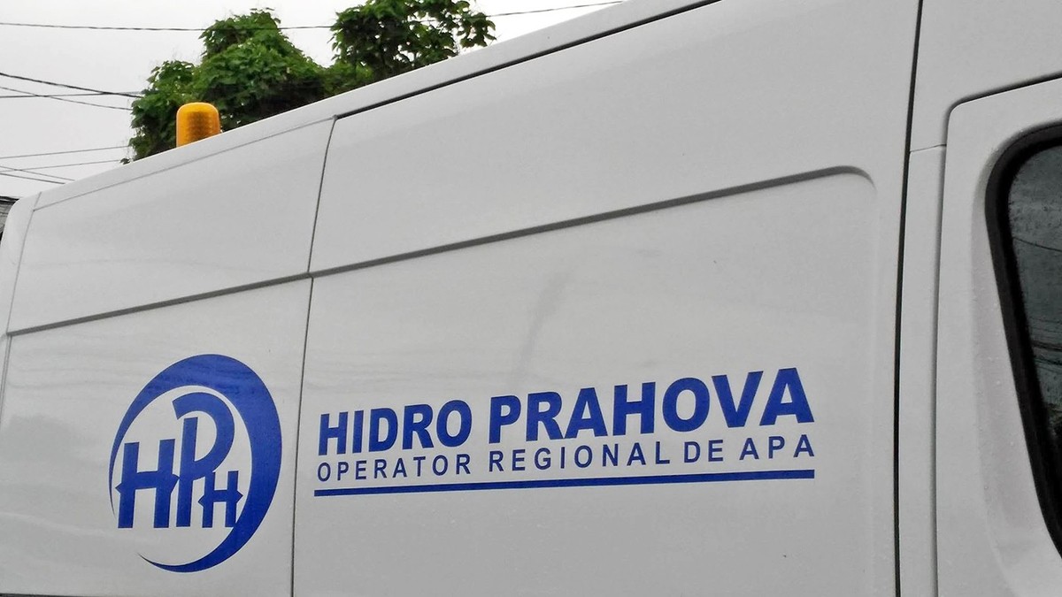 O mașină albă pe care scrie HIDRO Prahova SA