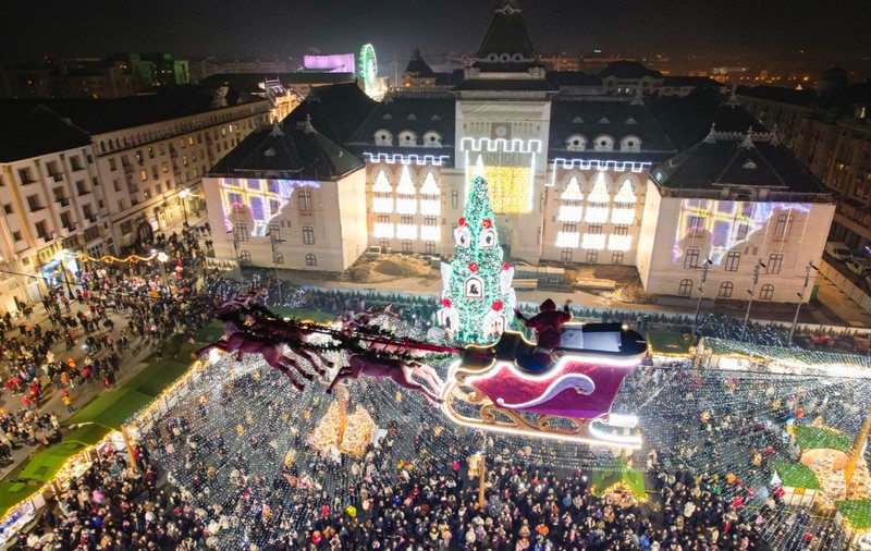 Magie de Crăciun cu proiecții, colinde și artificii în centrul orașului Craiova