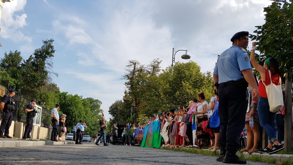 Protest în faţa ambasadelor Italiei şi Ucrainei faţă de rasismul anti-rom