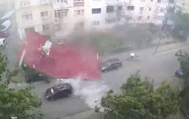 Un șofer din Calafat a scăpat ca prin minune din calea unui acoperiș smuls de vânt. Bărbatul s-a salvat în ultima clipă