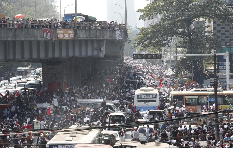 Proteste masive în Yangon, pe 8 februarie | FOTO: EPA
