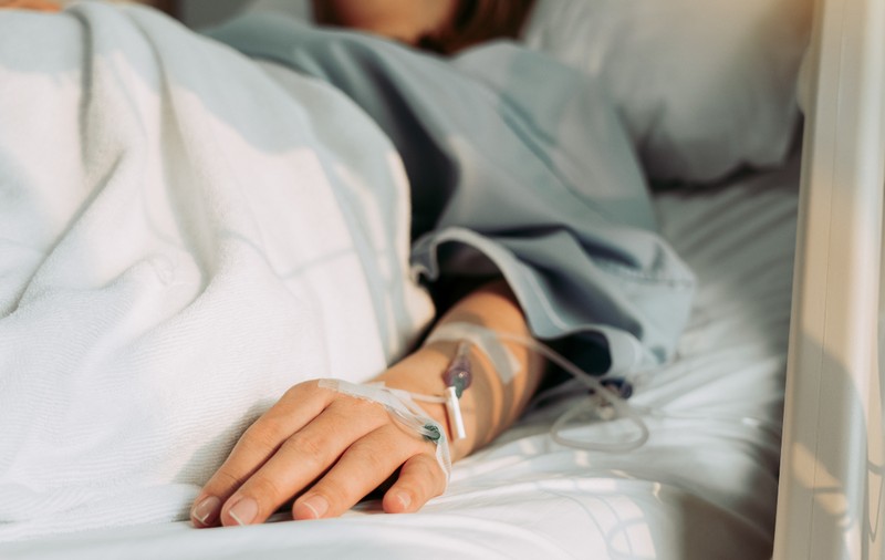 O femeie din China a murit după ce a călcat pe un recipient cu „apă care dizolvă oasele”. Avertismentul medicilor