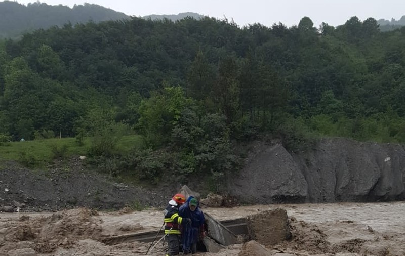Furtuni și vijelii pe Valea Prahovei. Un bărbat din Comarnic a fost salvat din viitură, mai multe drumuri inundate în Sinaia