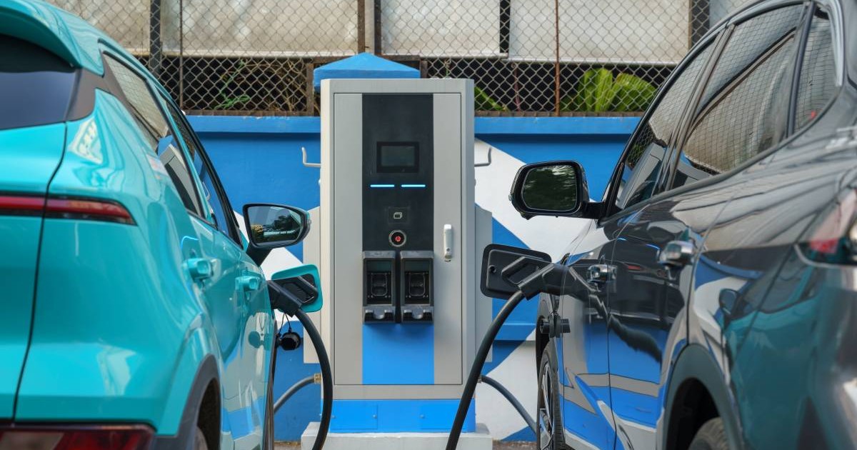 doua masini electrice conectate la statia de incarcare