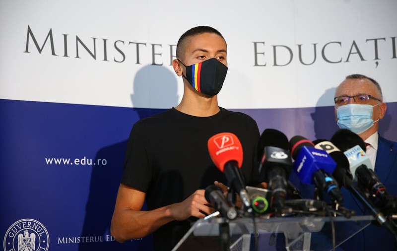 Înotătorul David Popovici a fost premiat de ministrul educației. „Aș vrea să inspir cât mai mulți părinți să-și ducă copiii la sport”