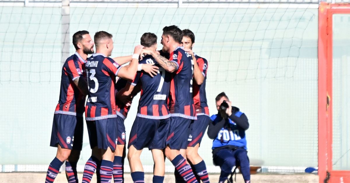 Jucătorii de la FC Crotone se bucură după o reușită într-un meci din Serie C, disputat în noiembrie 2024