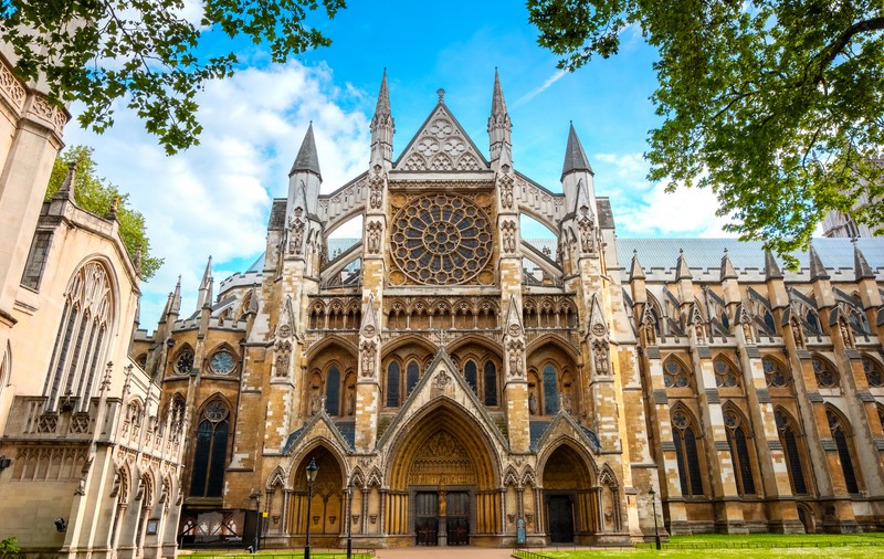 De ce a fost aleasă Westminster Abbey pentru înmormântarea reginei Elisabeta a II-a, în dauna locului tradițional al ultimelor trei secole