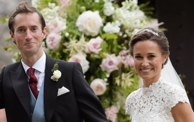 FOTO | Cum arată Pippa Middleton, însărcinată în 8 luni, în costum de baie