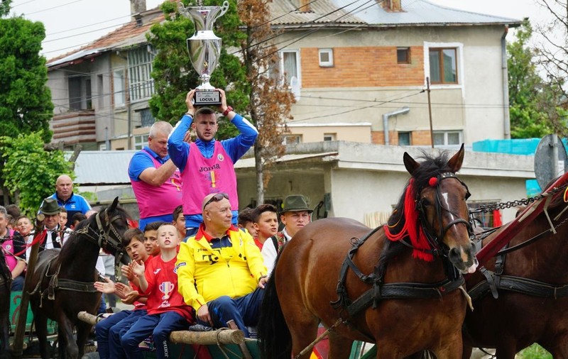 Câștigătorii Cupei Satelor, plimbați cu căruța! Copiii din Ruginoasa au sărbătorit într-un mod inedit performanța alături de toată comuna / FOTO&VIDEO