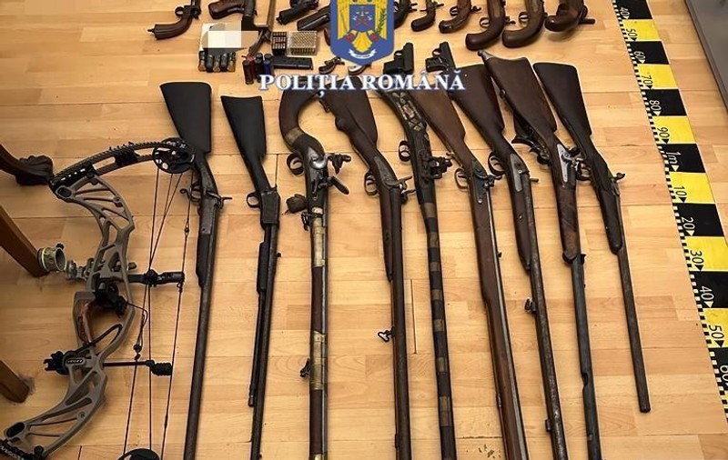 Bărbat cercetat pentru contrabandă, după ce în locuința sa din Timișoara s-au găsit 24 de arme