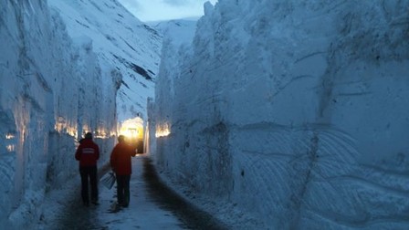 ziduri de zăpadă de peste 7 metri