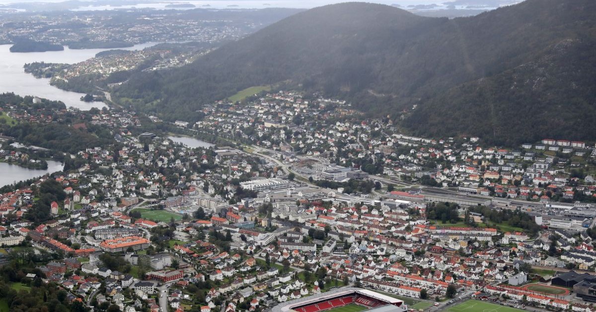 Stadionul din Bergen apare într-o vedere de ansamblu a orașului din Norvegia, 3 septembrie 2019